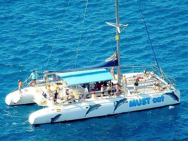 Mustcat catamaran tour